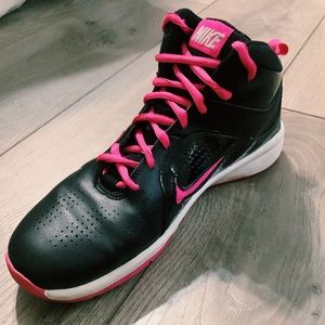 NIKE basketball shoes in a women’s size 7.